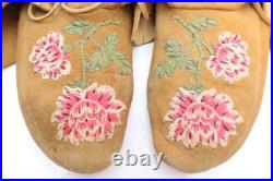 VTG CREE FLORAL Leather RARE EMBROIDERED BEADED MOCCASINS native American 10